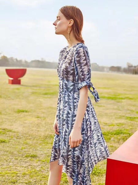 飘逸的雪纺长裙更适合夏天哦!