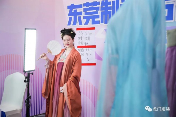 卡蔓开场秀 昨晚虎门品牌惊艳购物节