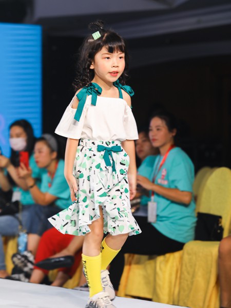 给小孩子多姿多彩的穿搭  猫咪儿童装给你更多选择