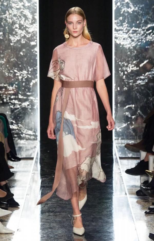 迪凯艺术女装上新 米兰时装周系列——瑰丽敦煌