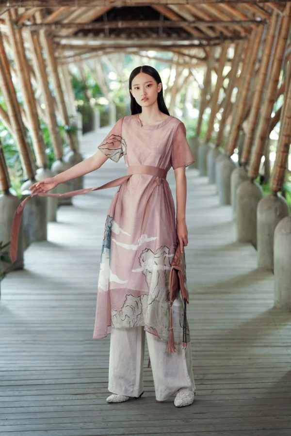 迪凯艺术女装上新 米兰时装周系列——瑰丽敦煌