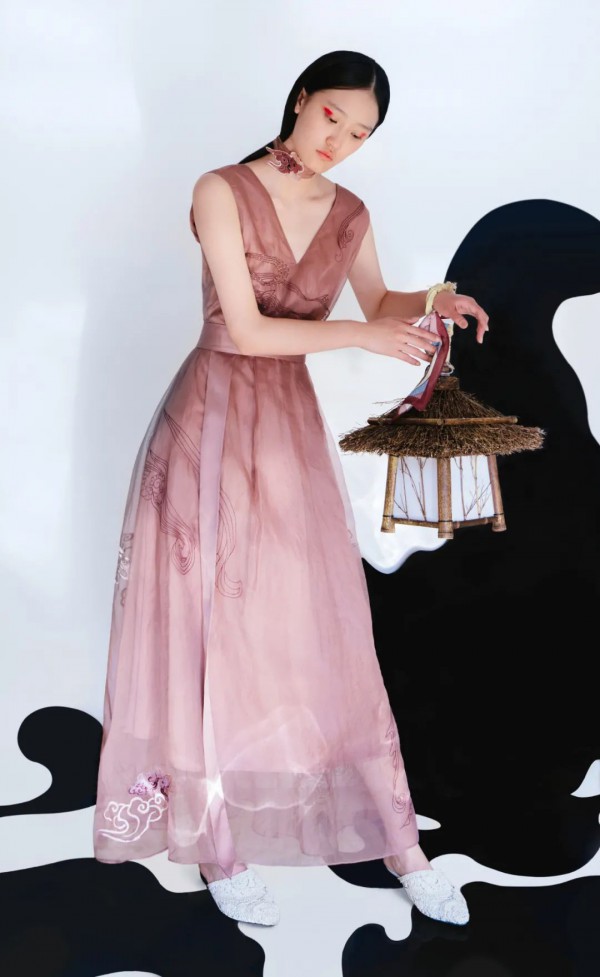 迪凯艺术女装上新 米兰时装周系列——瑰丽敦煌