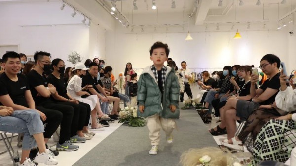 阿龙衣族旗下四大品牌2020深秋&羽绒新品订货会圆满落幕