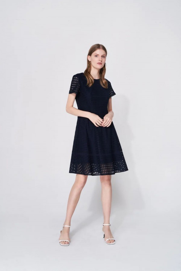 夏天穿什么衣服最合适 小黑裙百搭经典又优雅