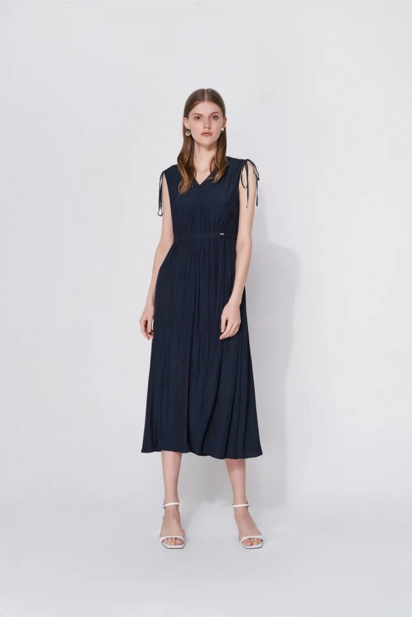 夏天穿什么衣服最合适 小黑裙百搭经典又优雅