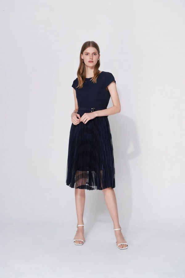 夏天穿什么衣服最合适 小黑裙百搭经典又优雅