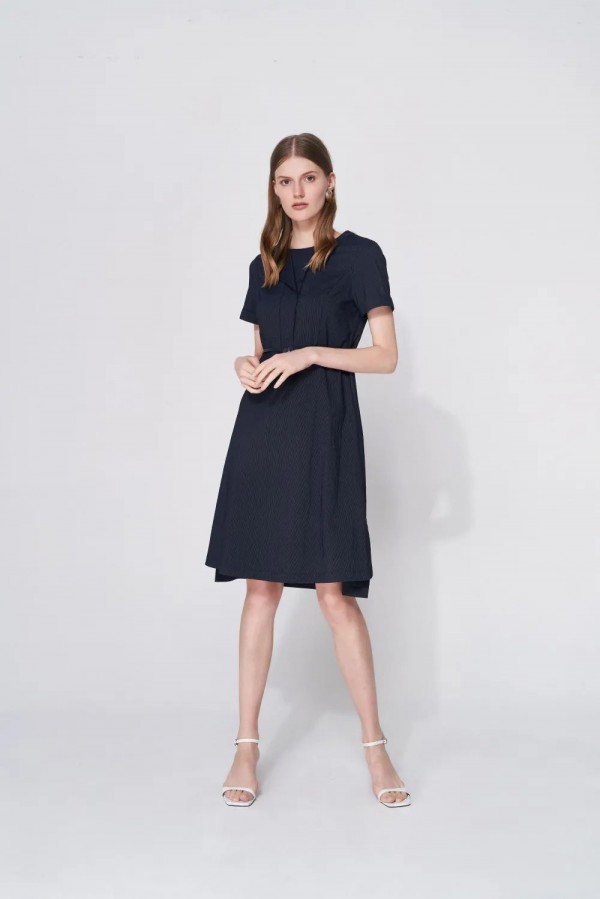 夏天穿什么衣服最合适 小黑裙百搭经典又优雅