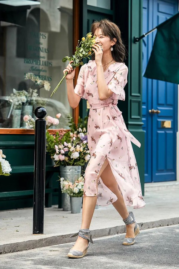 糖水冰棍,冰镇西瓜,五颜六色的裙摆和摇摇晃晃的夏天