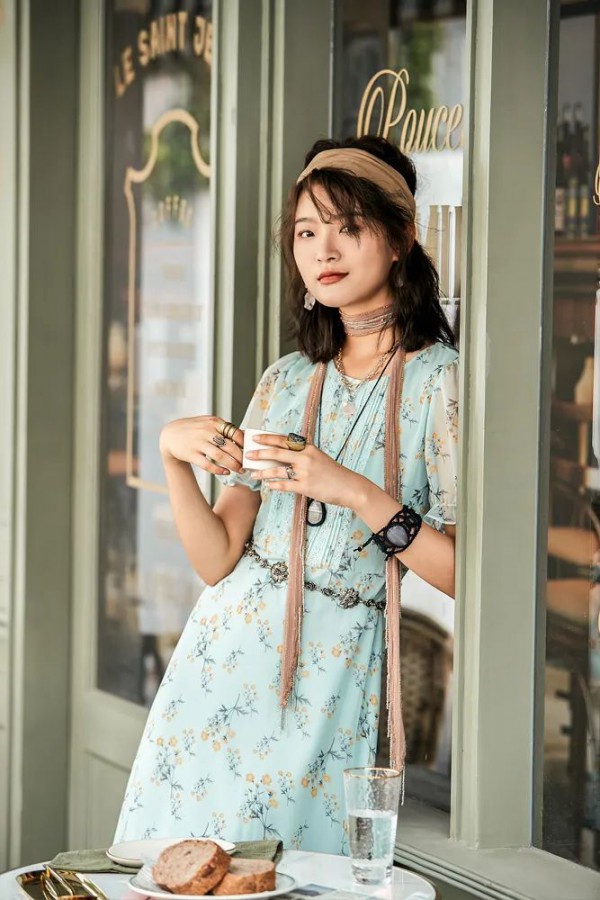 糖水冰棍,冰镇西瓜,五颜六色的裙摆和摇摇晃晃的夏天