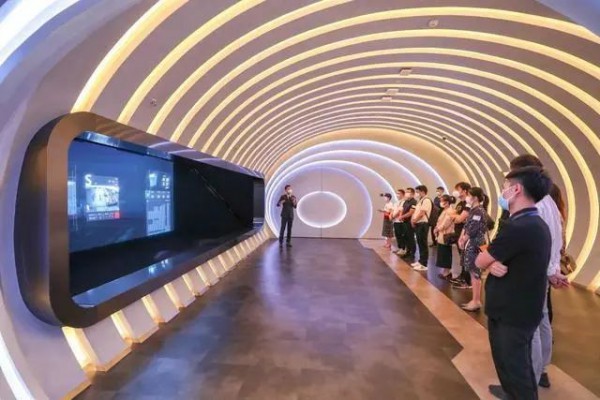 腾讯竟然请来最会赚钱的服装品牌比音勒芬,为这事儿签了份协议!