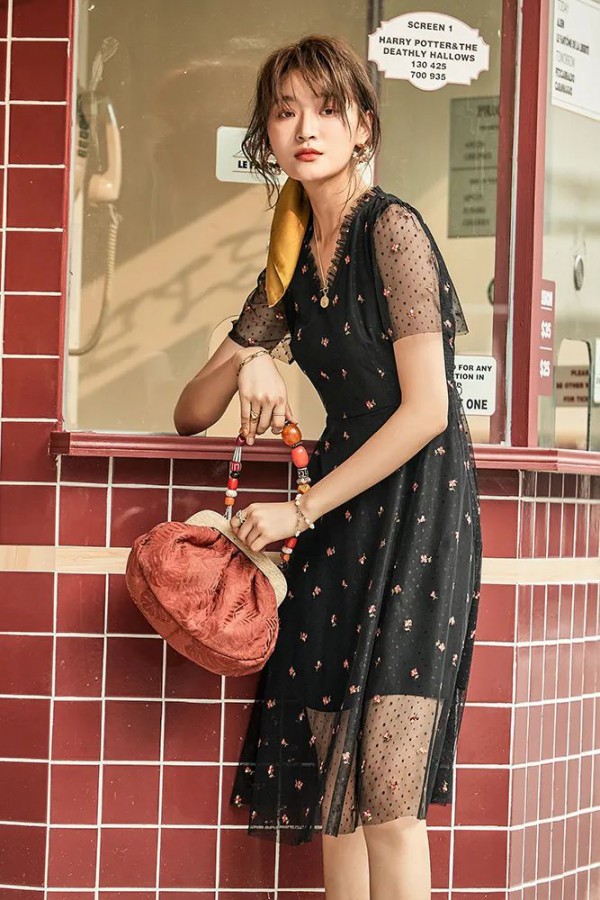 黑色连衣裙款式有哪些 黑色连衣裙显高显瘦吗