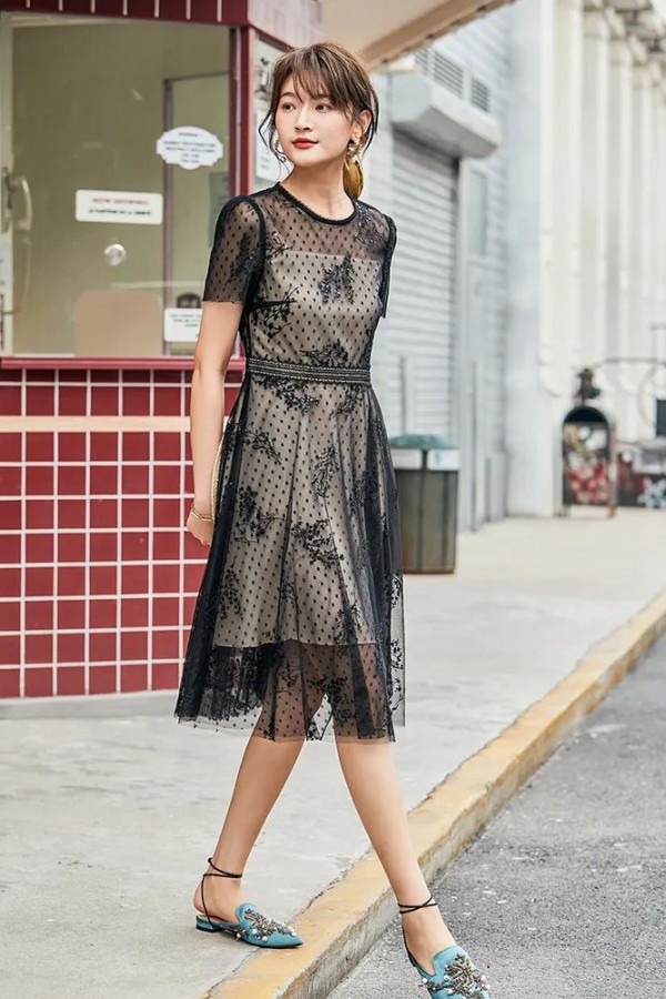 黑色连衣裙款式有哪些 黑色连衣裙显高显瘦吗