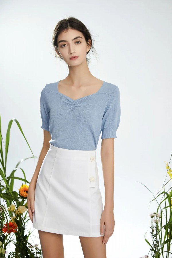 什么样的衣服显脖子细长 这样的V领方领一字领都不错