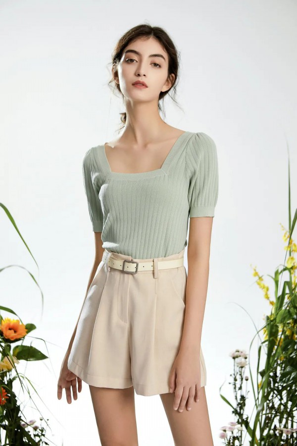 什么样的衣服显脖子细长 这样的V领方领一字领都不错