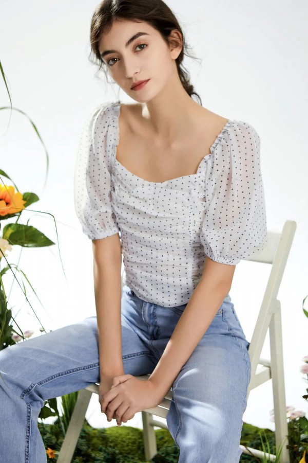 什么样的衣服显脖子细长 这样的V领方领一字领都不错