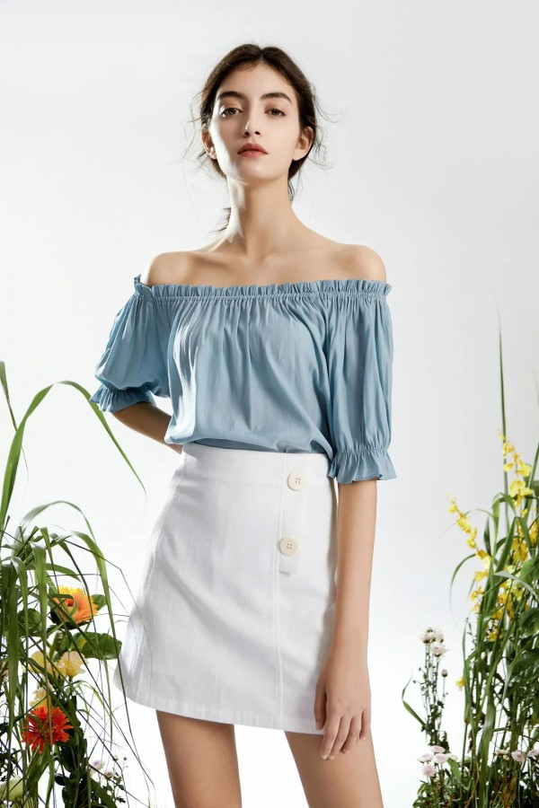 什么样的衣服显脖子细长 这样的V领方领一字领都不错