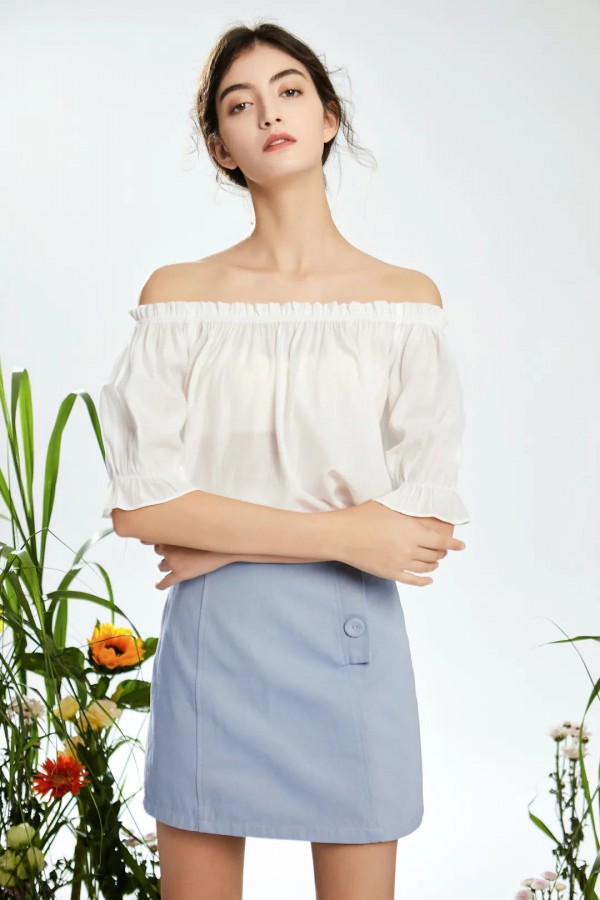 什么样的衣服显脖子细长 这样的V领方领一字领都不错