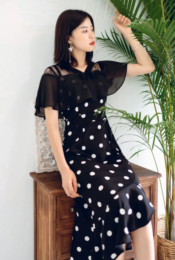 穿上2020年流行的谜遇“赫本小黑裙” C位非你莫属