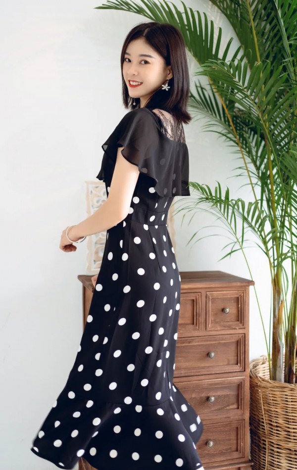 穿上2020年流行的谜遇“赫本小黑裙” C位非你莫属