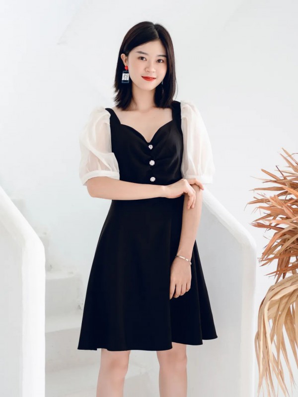 穿上2020年流行的谜遇“赫本小黑裙” C位非你莫属