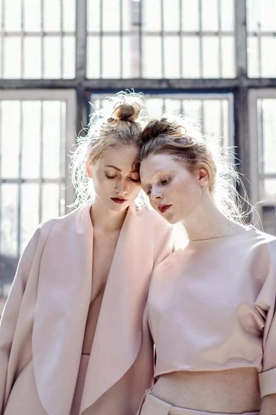 别再穿黑白灰了 今年爆火的“初恋色”显白又好看!!