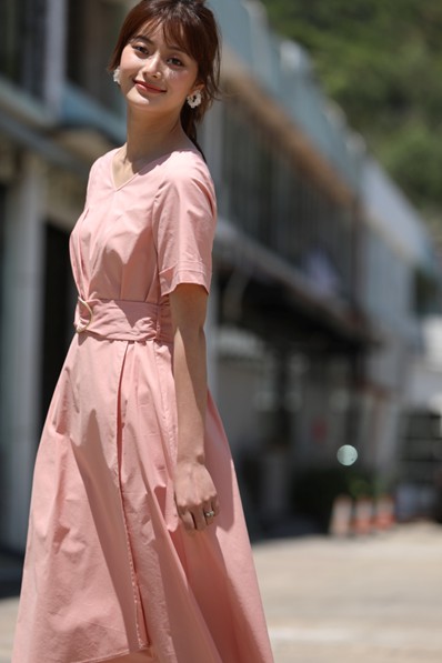 别再穿黑白灰了 今年爆火的“初恋色”显白又好看!!