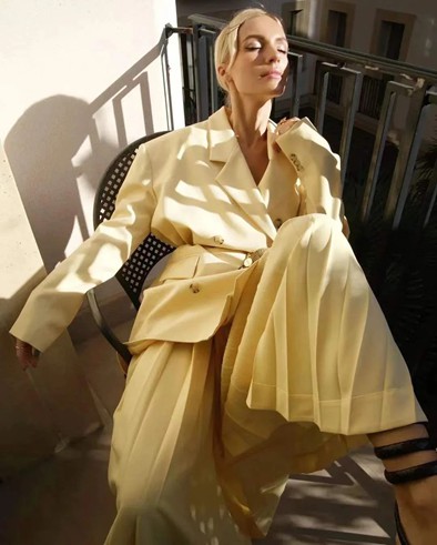 别再穿黑白灰了 今年爆火的“初恋色”显白又好看!!