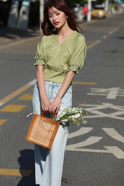 别再穿黑白灰了 今年爆火的“初恋色”显白又好看!!