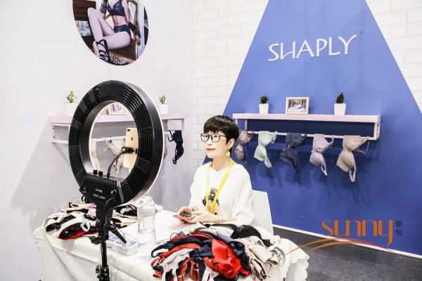 新怡集团深圳针博会直击 邀你来看带货女王的直播间