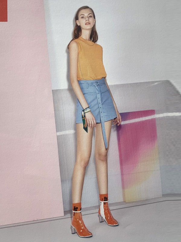 夏日白搭牛仔单品  演绎都市女性的时尚