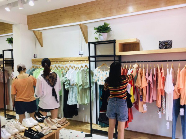 热烈祝贺金蝶茜妮新店盛大召开!预祝李小姐开业大吉!