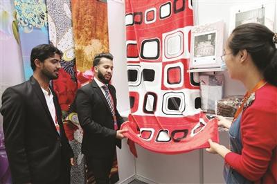 境外采购商在叠石桥考察家纺产品