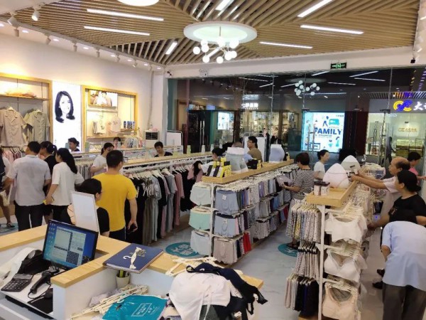 港莎棉品金华万泰直营店试营业期间人气爆满