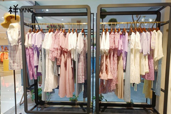 想做女装加盟,哪个品牌的产品比较时尚?