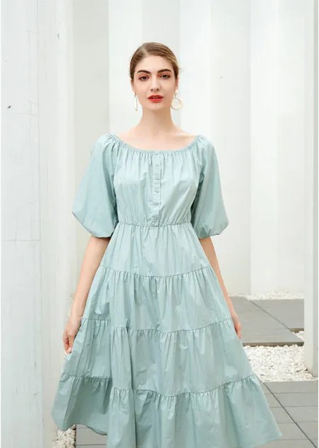 在夏季穿一身清凉的连衣裙 是少女该有的清甜