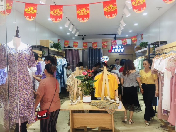 恭贺:惠女士与金蝶茜妮女装成功合作!预祝开业大吉,生意兴隆!