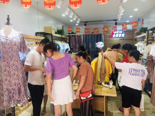 恭贺:惠女士与金蝶茜妮女装成功合作!预祝开业大吉,生意兴隆!