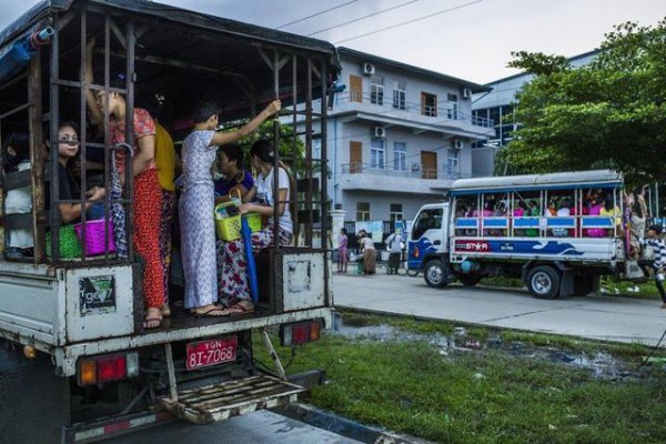 今年6月 缅甸仰光郊外一家口罩企业工人正在生产
