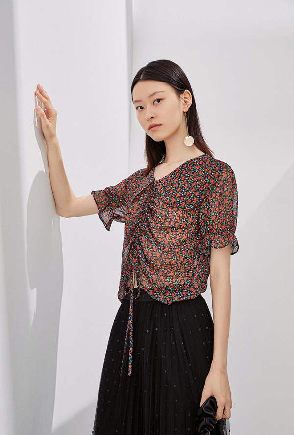 三彩新品来了 难以拒绝的绝美碎花裙