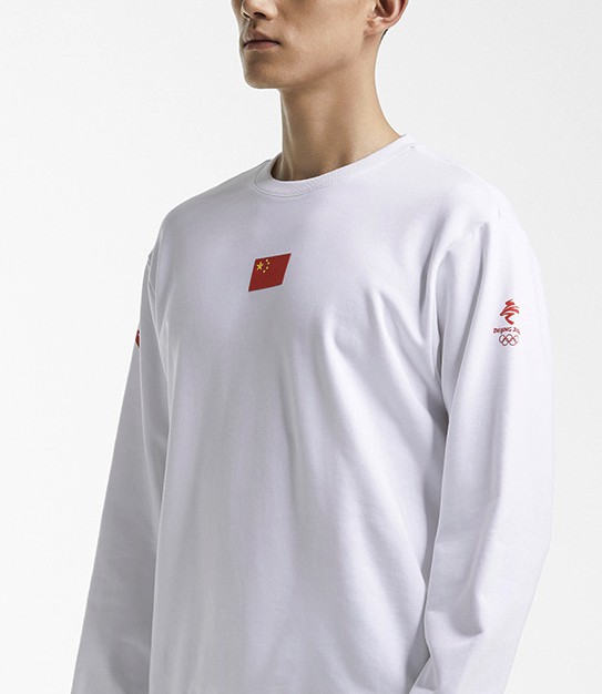 安踏发布冬奥特许“国旗款运动服饰”