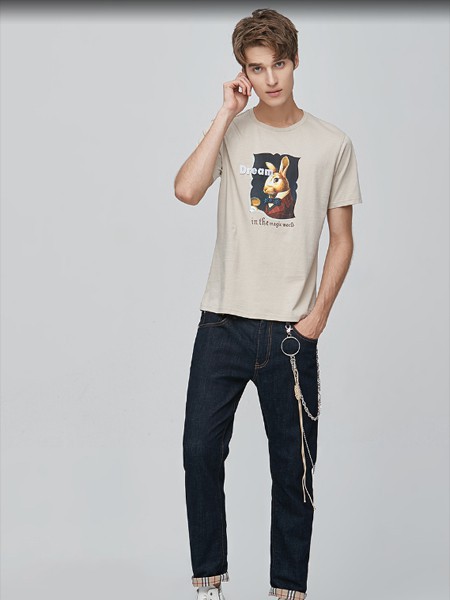 简约T恤也能穿出时尚感 空间男装是夏季潮男必备