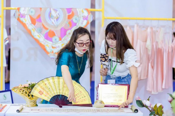 “丝绸苏州2020”展会盛大开幕!精彩活动一探究竟 “丝绸苏州2020”展会盛大开幕!精彩活动一探究竟