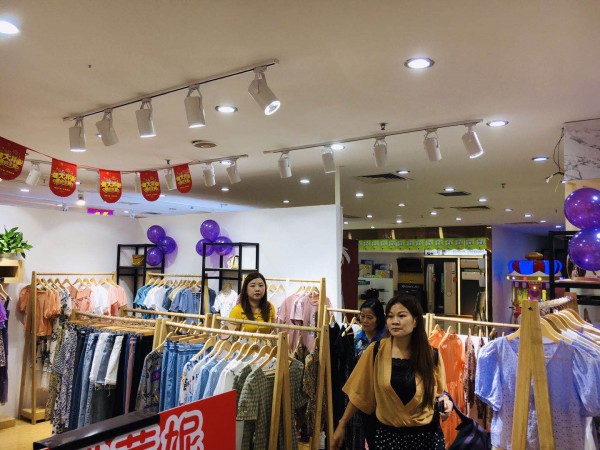 热烈祝贺金蝶茜妮女装品牌合作客户郭小姐新店开业