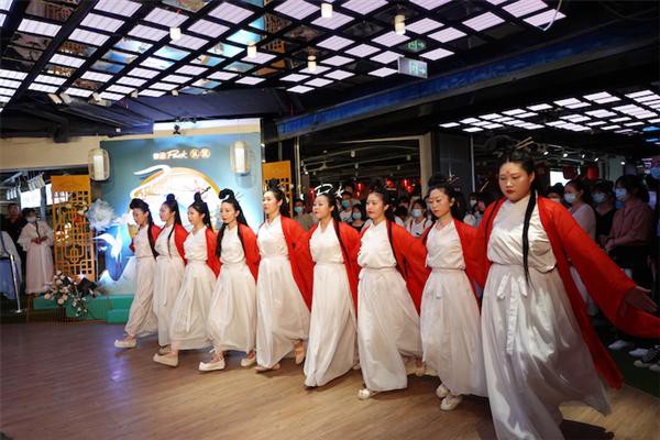 从“焚衣”到“热卖” 汉服已然翻身 中间差一个淘宝!