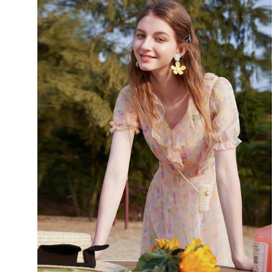 戈蔓婷女装让女性的美丽温婉可加 落落大方的姿态惹人怜爱