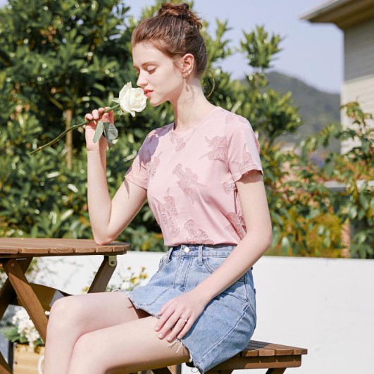 戈蔓婷女装让女性的美丽温婉可加 落落大方的姿态惹人怜爱