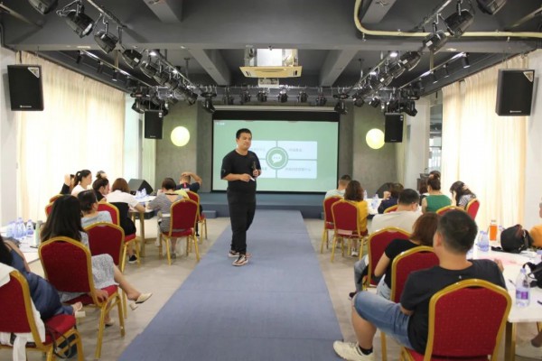 玫瑰·阿黛尔2021年春夏新品发布会圆满落幕