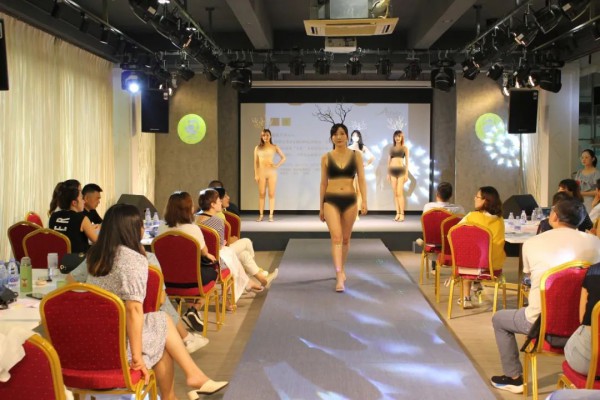 玫瑰·阿黛尔2021年春夏新品发布会圆满落幕