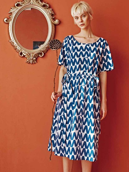 宽松连衣裙时髦搭配 白茶女装呈现夏日的美