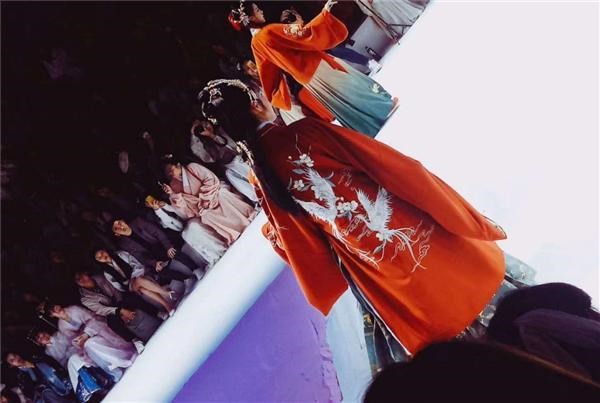 00后成生力军力挺汉服“出圈“ 拼多多汉服销量增长30倍